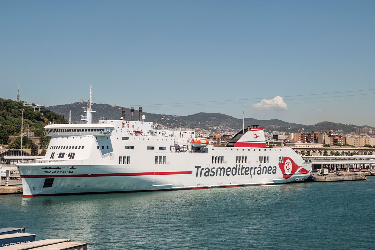 Llevando Mula resbalón F2 Terminal Ferry Barcelona Transmediterrànea – PortVell