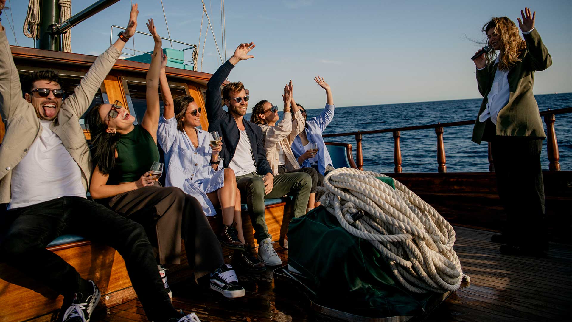 catamaran_naval_tours