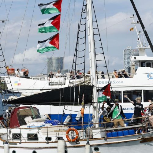 Vista de uno de los barcos que forman parte de la flotilla en el puerto de Barcelona este domingo. La flotilla Global Sumud sale este domingo desde Barcelona y con destino a Gaza, en una acción solidaria con el pueblo palestino en la que participan entidades de 44 países. EFE/ Toni Albir